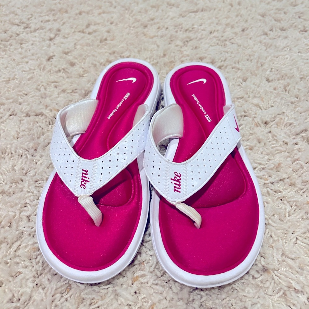 NEW WITHOUT TAGS! Women’s Nike Sandals, size 9